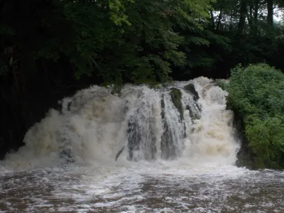 A droite sur la photo, la passe obligatoire si on décide de franchir la Cascade de Blangy.